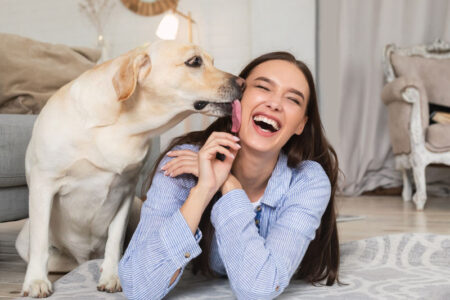 pourquoi-mon-chien-me-lèche